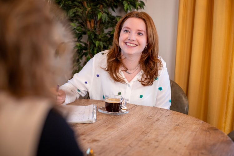 Medewerker in gesprek met een opdrachtgever