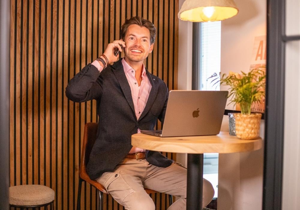 Medewerker achter laptop