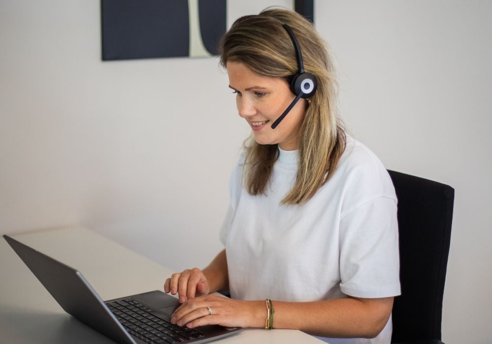 Medewerker achter laptop