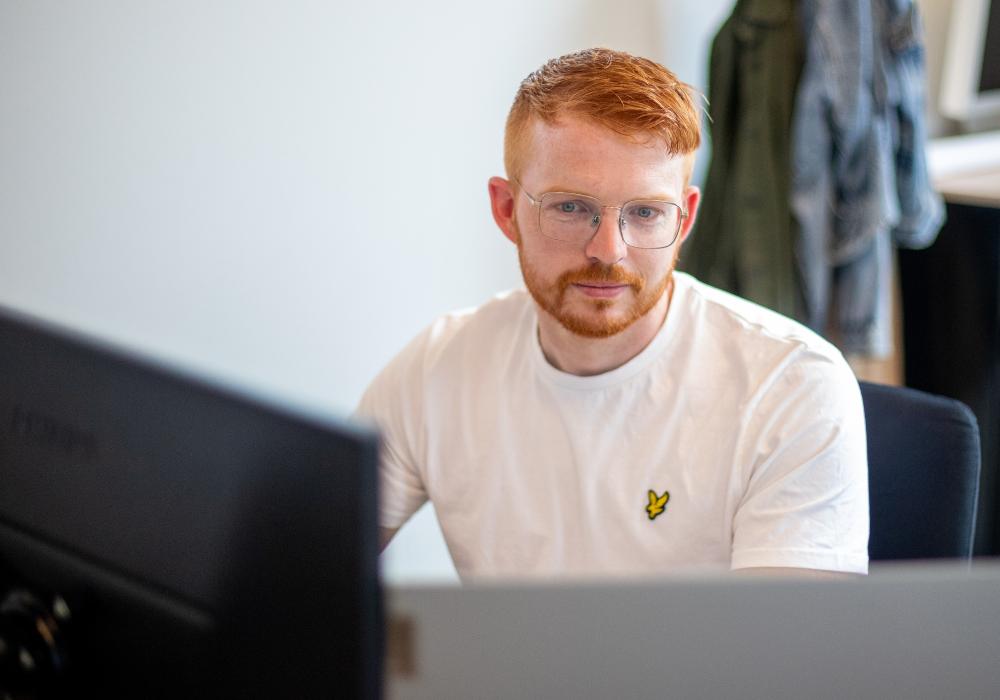 Marketeer achter laptop
