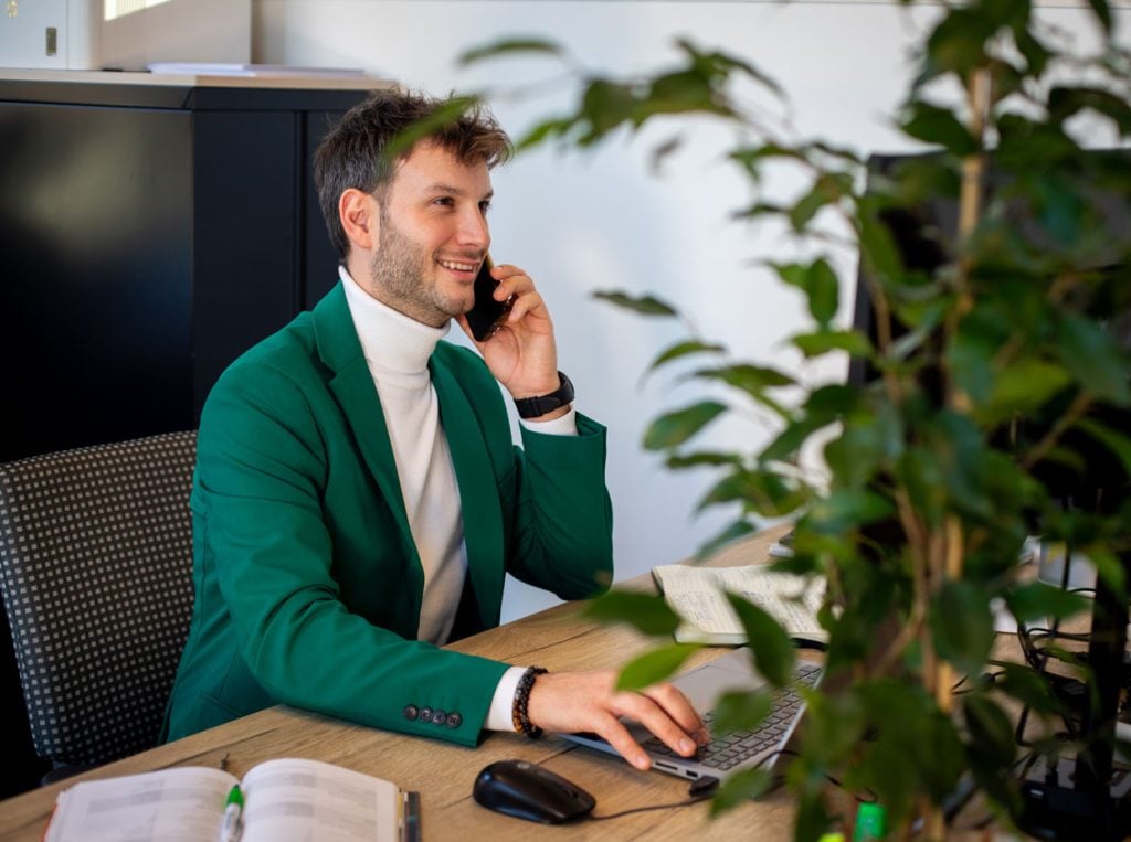 Medewerker telefonisch in gesprek