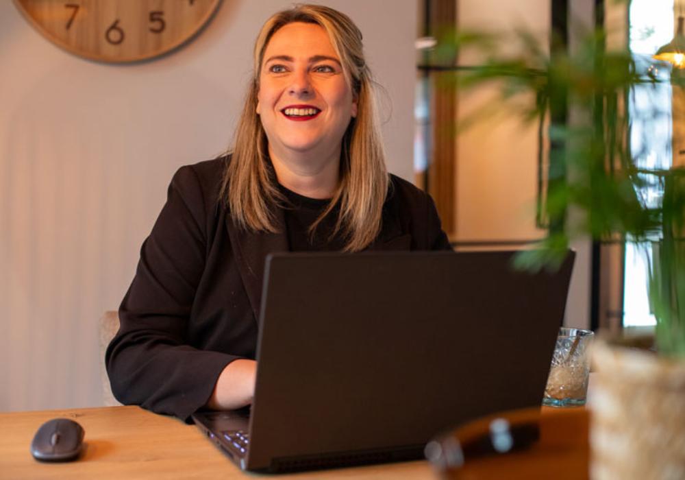 Medewerker achter laptop