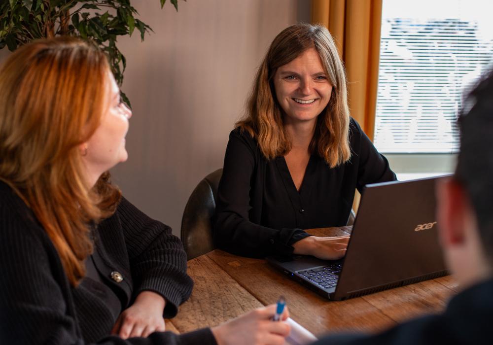 Medewerkers in overleg
