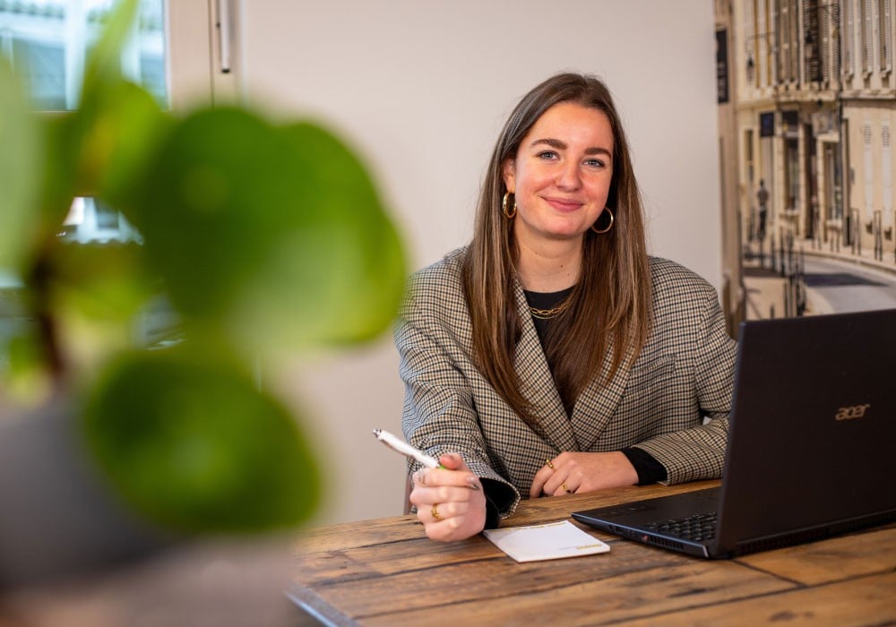 Medewerker achter laptop
