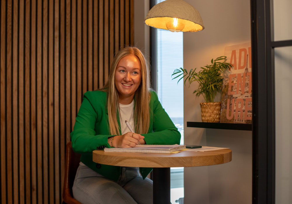 Medewerker Generatie Z in overlegruimte