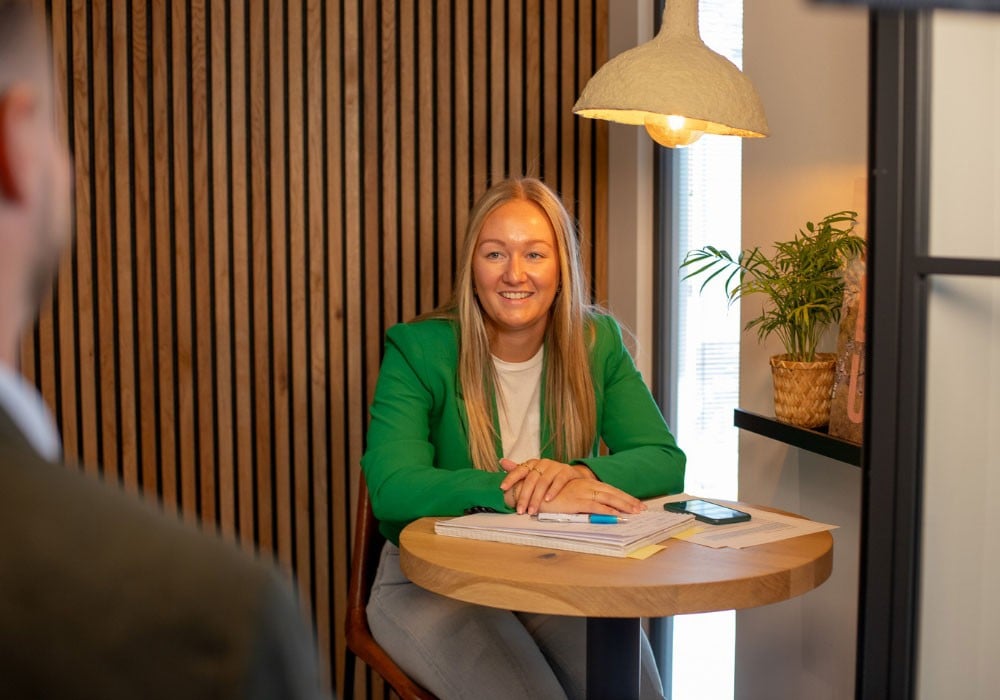 Medewerker in overleg
