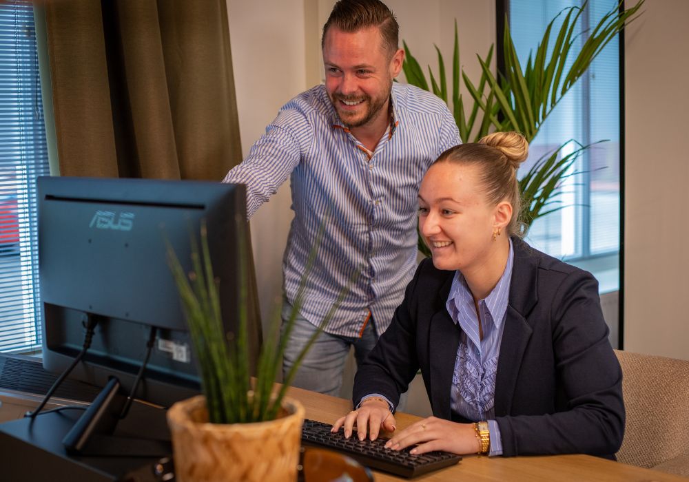 Collega Roy en Sam achter laptop