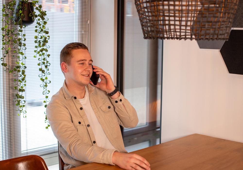 HR-consultant telefonisch in gesprek