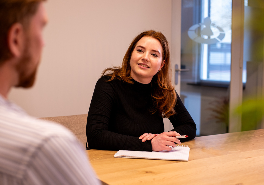 Anouk in overleg