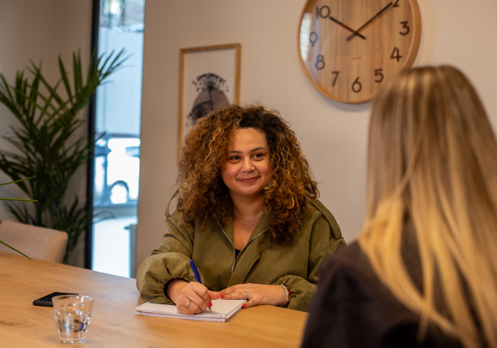 Karen en Sam in overleg