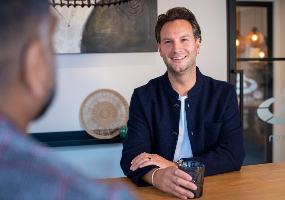 Collega Misa in gesprek