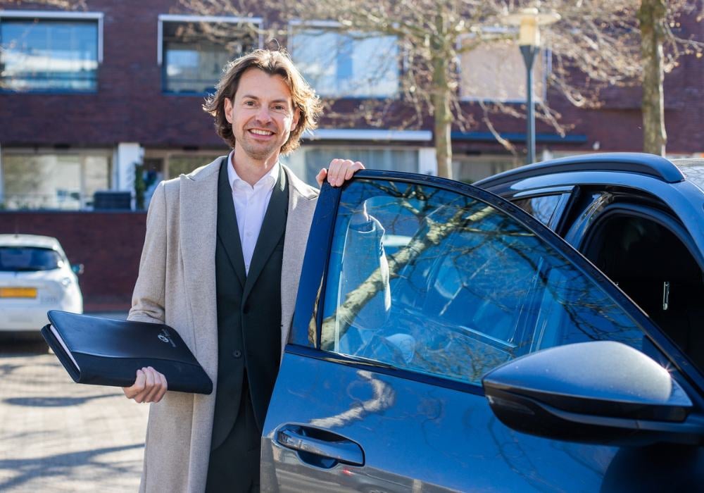Dirk bij bedrijfsauto