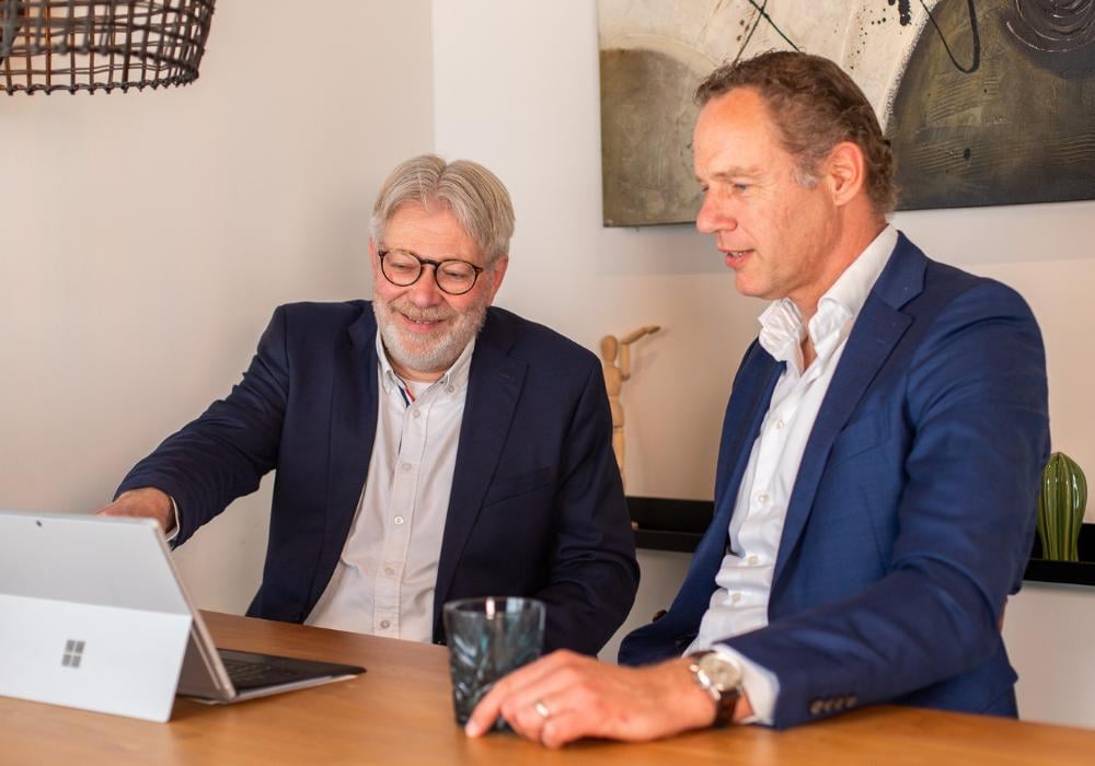 Consultants overleggen achter laptop