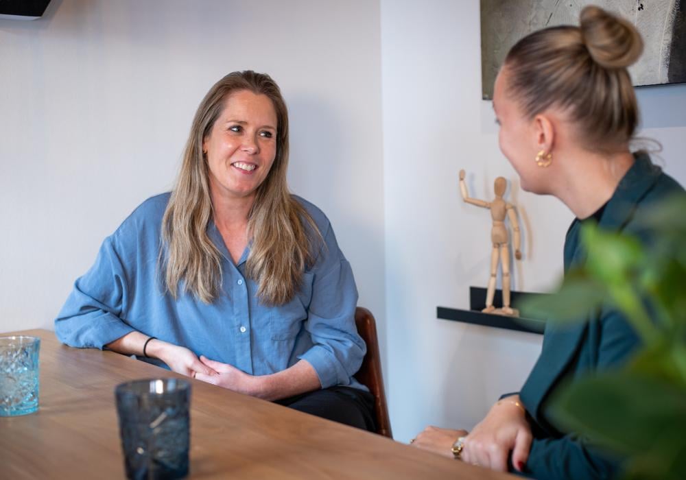 Janine en Sam in gesprek