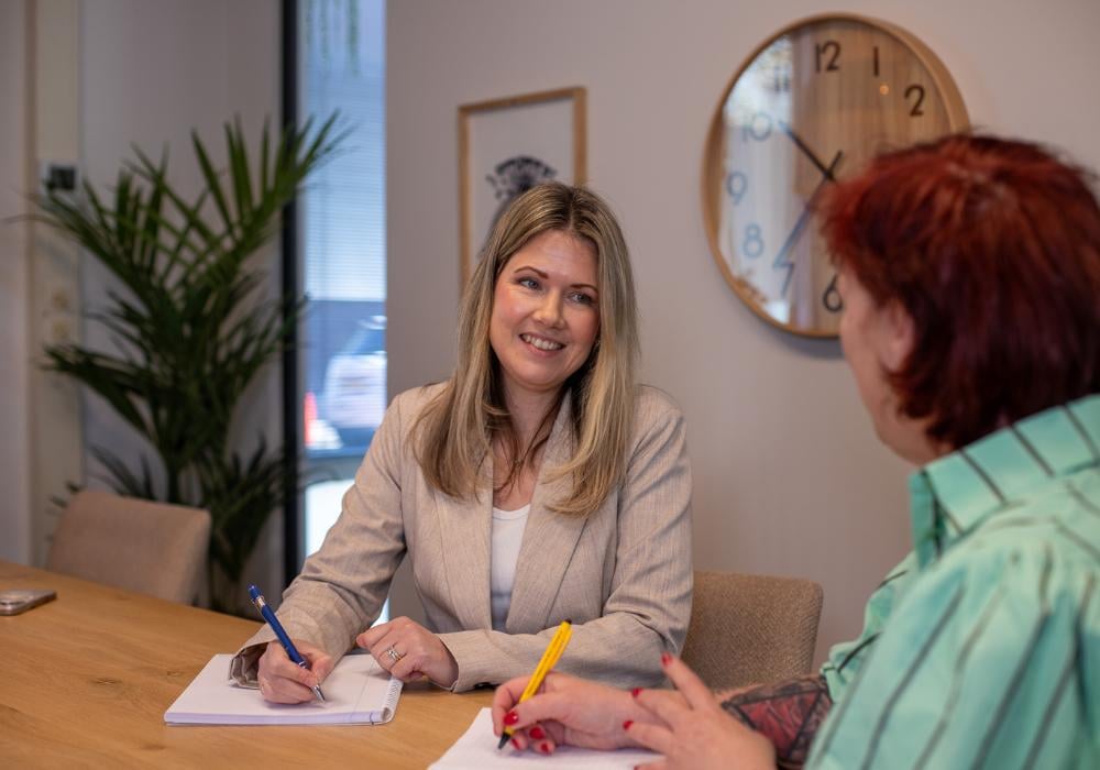 Laura in gesprek met collega