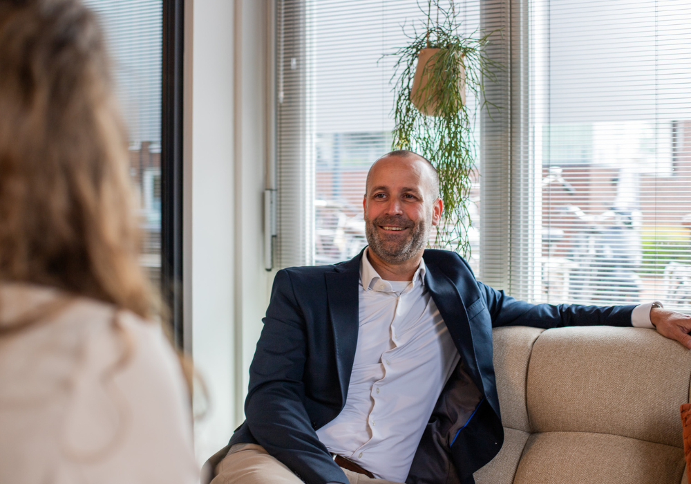 Marijn op de bank in gesprek.