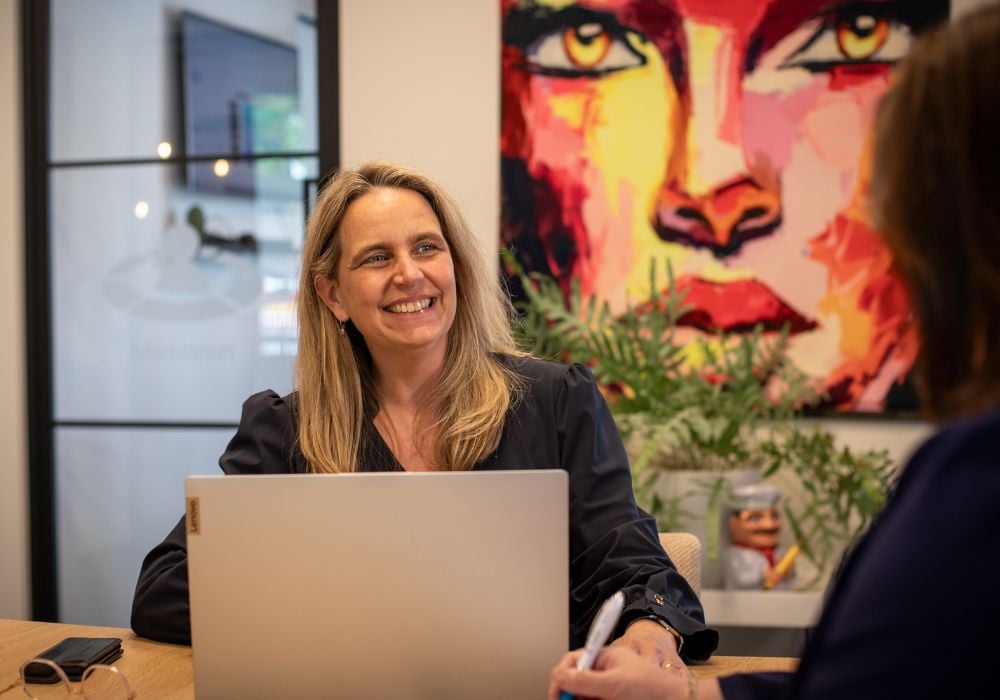Medewerker in gesprek
