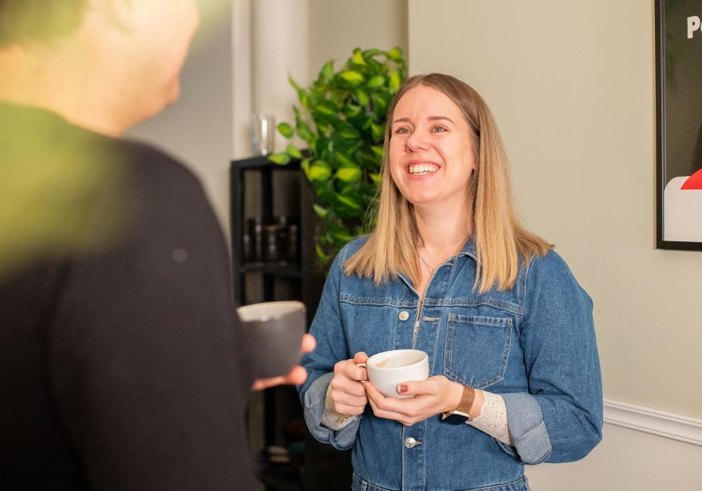Laura in gesprek met collega
