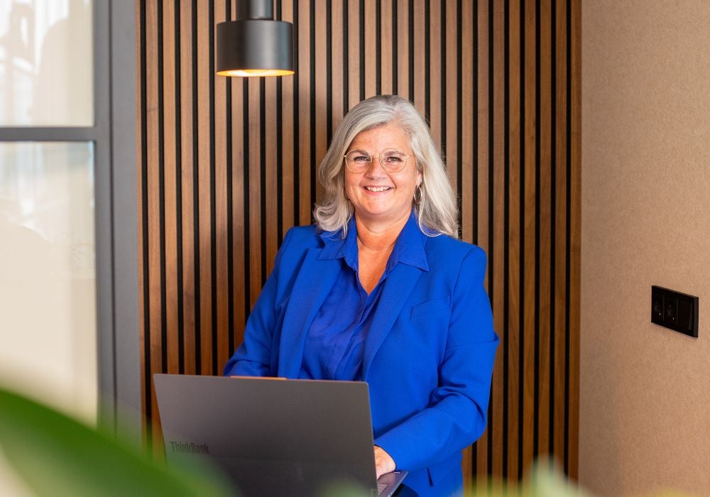 Levina achter laptop 1 | Vastgoed Talent