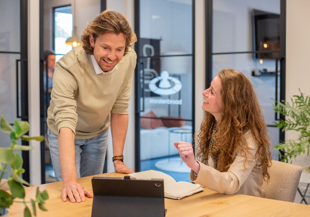 Marloes en Dirk achter iPad | Vastgoed Talent